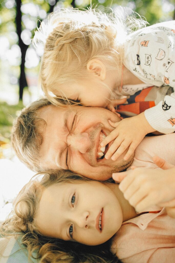 vader maakt plezier met kinderen